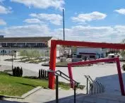 przestrzeń miedzy centrum kongresowym PCC (po prawej) a tarasowym skwerem z 2014 roku