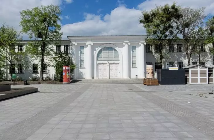 plac PeWuKi, pierzeja zachodnia, fasada dawnego Pałacu Targowego