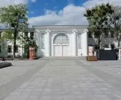 plac PeWuKi, pierzeja zachodnia, fasada dawnego Pałacu Targowego