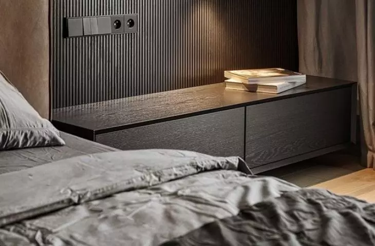 The wall behind the bed was decorated with a veneered panel