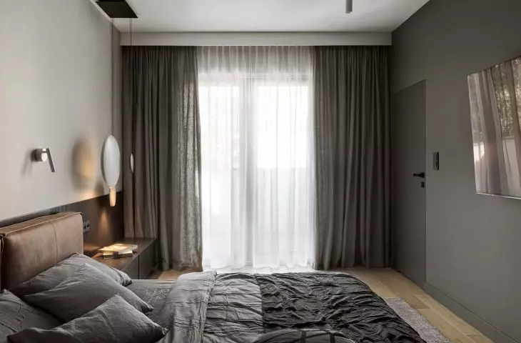 The arrangement is kept in dark colors