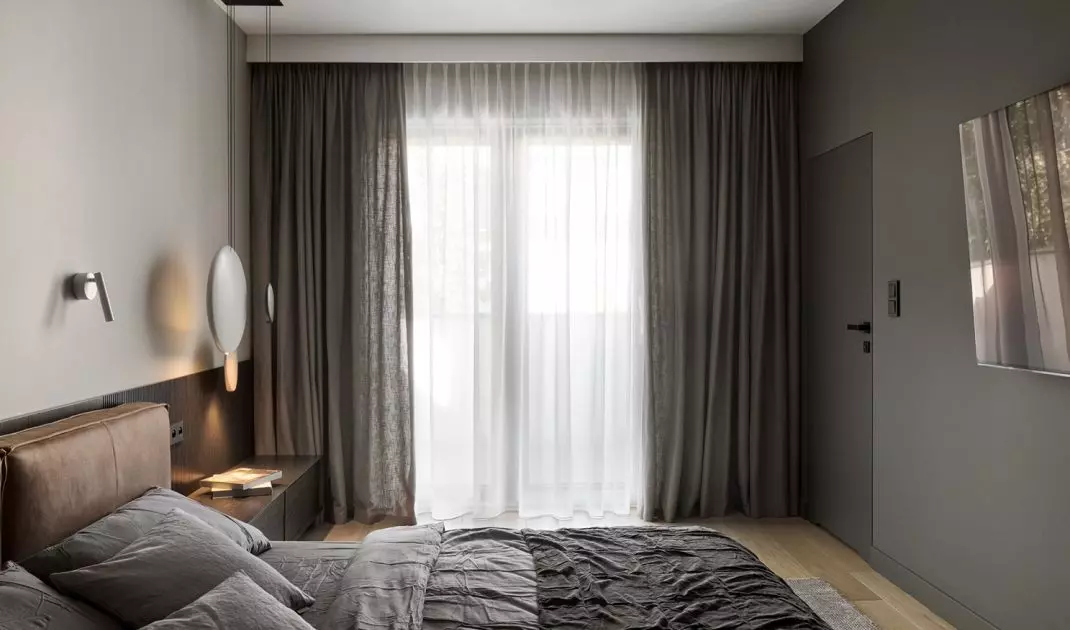The arrangement is kept in dark colors