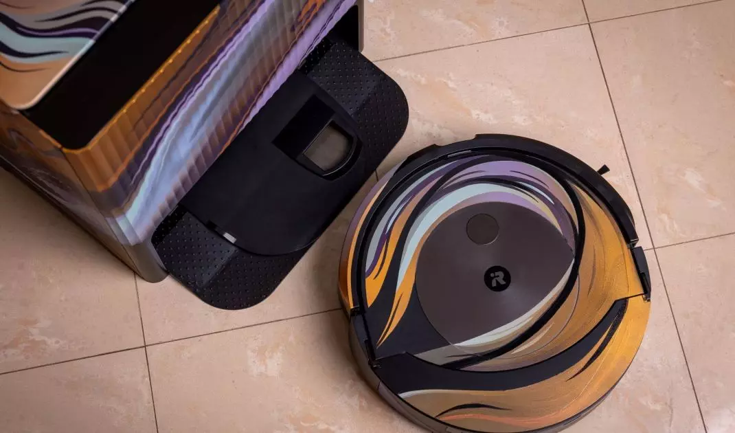 When cleaning is complete or the battery is low, the robot automatically returns to the docking station