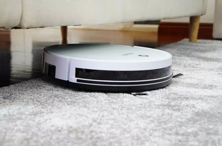 Większość robotów sprzątających jest w stanie czyścić również dywany