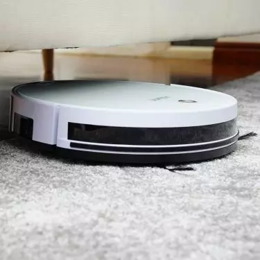 Większość robotów sprzątających jest w stanie czyścić również dywany