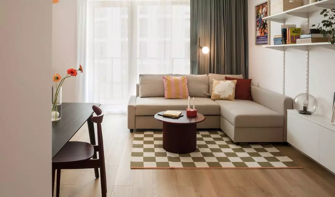 W pokoju dziennym znajduje się narożna rozkładana sofa