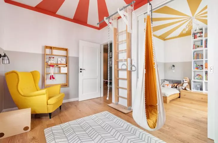 In the playroom, boys can use a gymnastics ladder and a sack swing