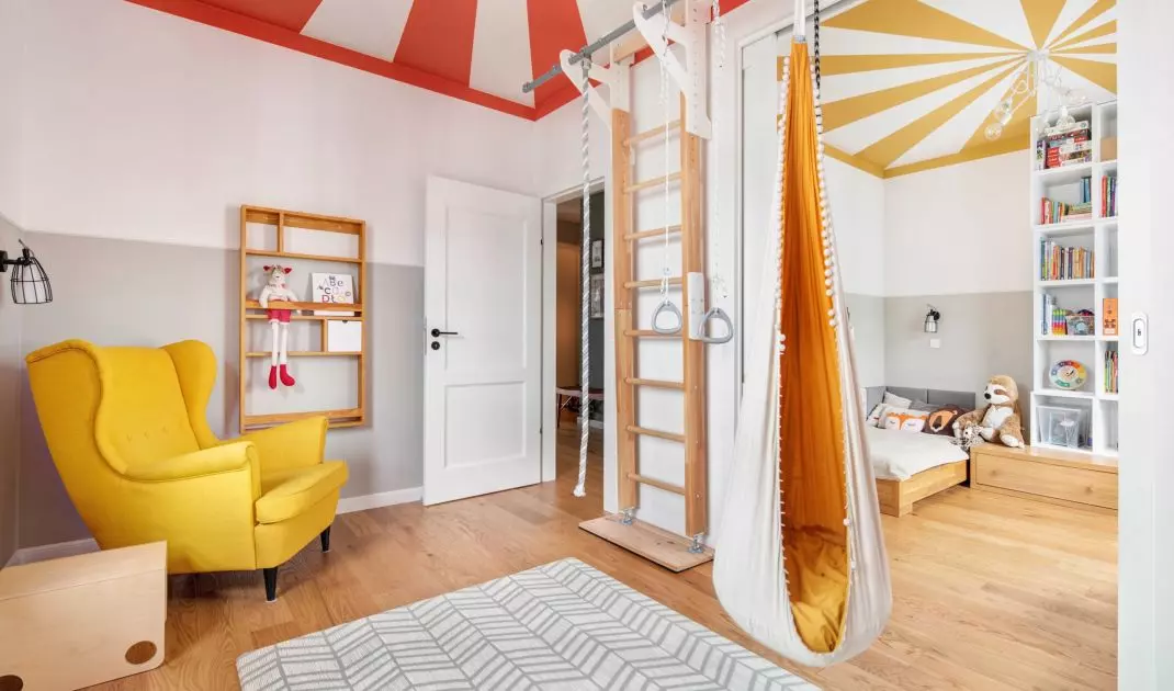 In the playroom, boys can use a gymnastics ladder and a sack swing