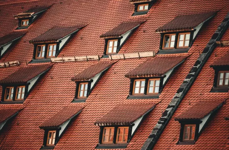 Gonty to trwałe i efektowne materiały dachowe. Ich kolor i forma może imitować dachówkę ceramiczną lub drewno
