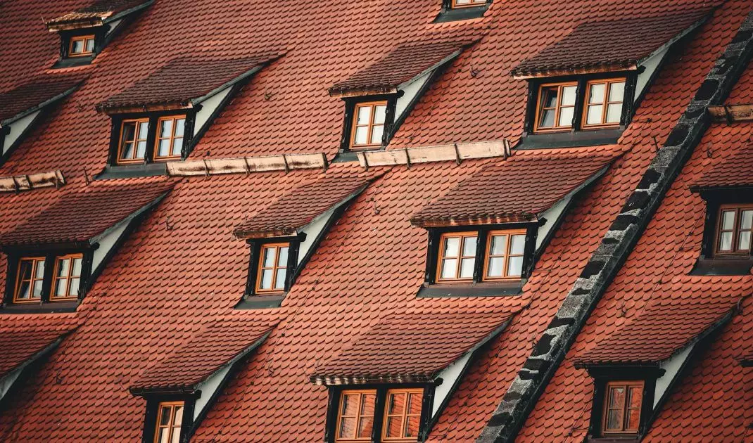 Shingles are durable and striking roofing materials. Their color and form can imitate ceramic tiles or wood