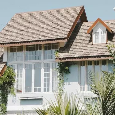 Under a roof made of asphalt shingles, you can sleep soundly for up to 30-40 years. The condition is high quality and correct installation