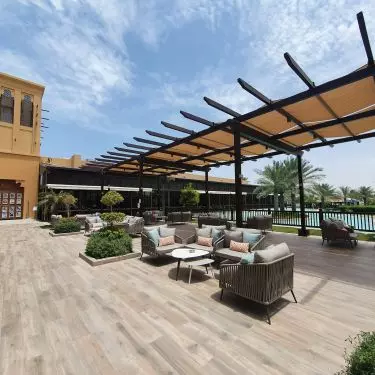 The pergola canopy can be made of fabric or automatic slats. Both types of canopies allow full or partial shading of the terrace