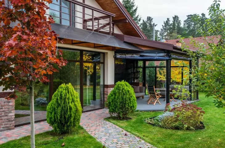 Pergola daje możliwość pełnej zabudowy tarasu. Dzięki niej możesz stworzyć całoroczną werandę, która ochroni Cię przed zimnem i deszczem