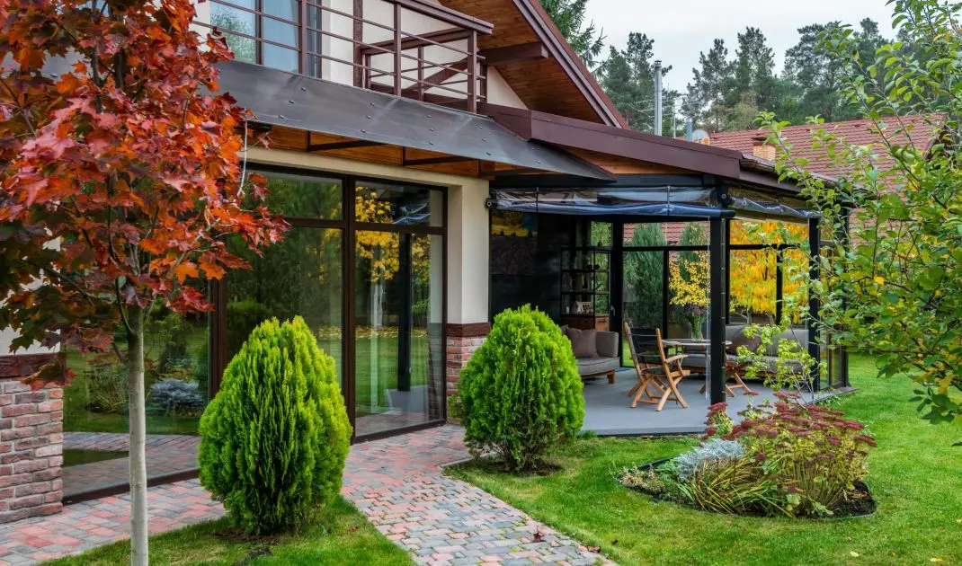 Pergola daje możliwość pełnej zabudowy tarasu. Dzięki niej możesz stworzyć całoroczną werandę, która ochroni Cię przed zimnem i deszczem