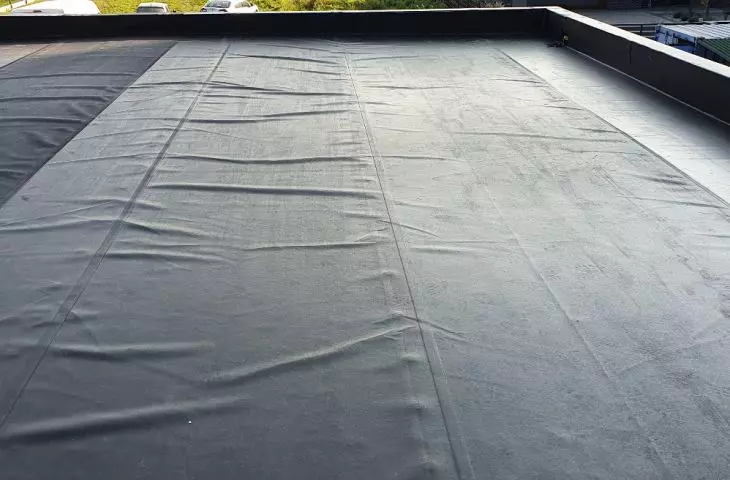 Przykład dachu płaskiego eksponowanego (technologia: SealEco EPDM)