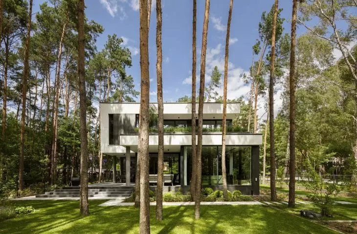 The villa consists of two staggered blocks