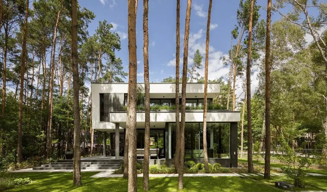 The villa consists of two staggered blocks