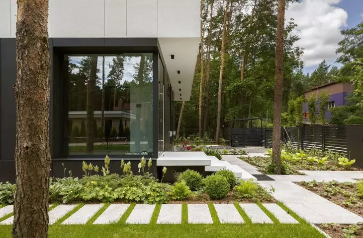 The upper part of the facade is white, the lower part is graphite in color