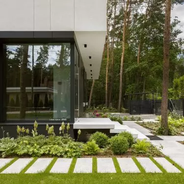 The upper part of the facade is white, the lower part is graphite in color
