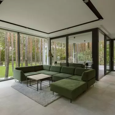 Thanks to large glazing, the living room opens up to the garden