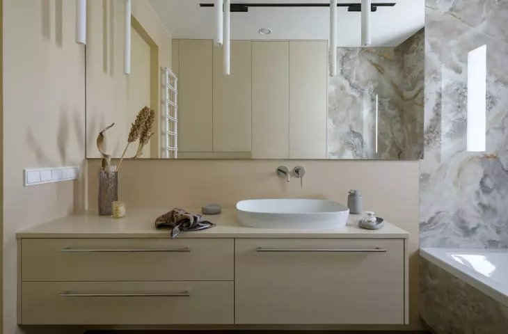 The minimalist arrangement is kept in earthy colors