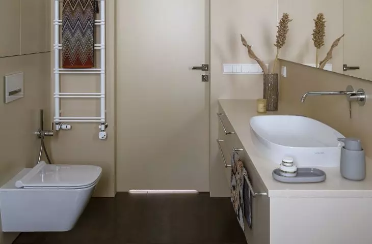 The arrangement is completed with gray accessories and white lighting