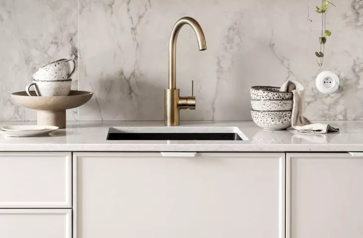 The arrangement is kept in neutral colors