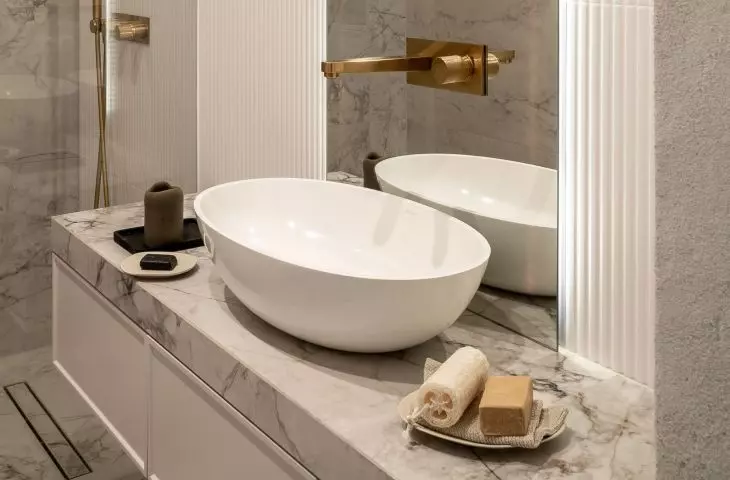 Two types of tiles were used in the bathroom. One is decorated with fluting, the other imitates marble