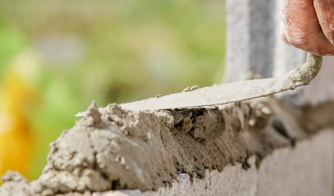 Do murowania używa się zaprawy lub innego materiału wiążącego