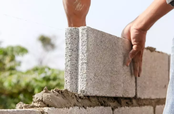 Najlepiej murować, gdy temperatura powietrza wynosi od 5°C do 30°C
