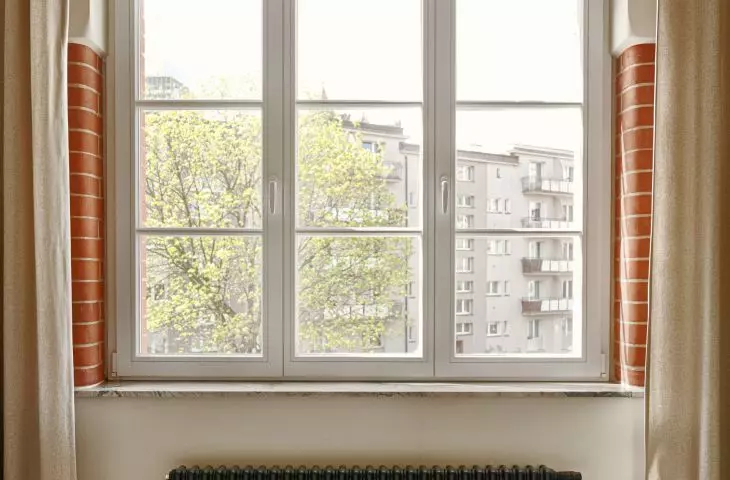 fragmenty odkrytej cegły we wnętrzu sypialni