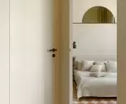 The eye is attracted by the floor laid in a chessboard pattern