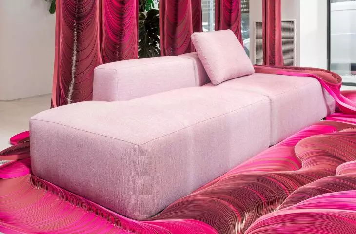 Jednym z dwóch mebli wykorzystanych do stworzenia instalacji była modułowa sofa