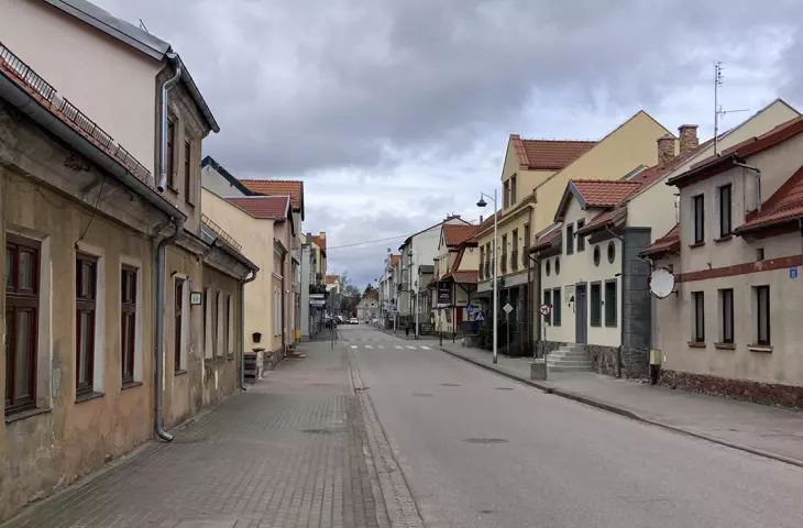 Ulica w Mikołajkach poza sezonem turystycznym