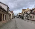 Ulica w Mikołajkach poza sezonem turystycznym