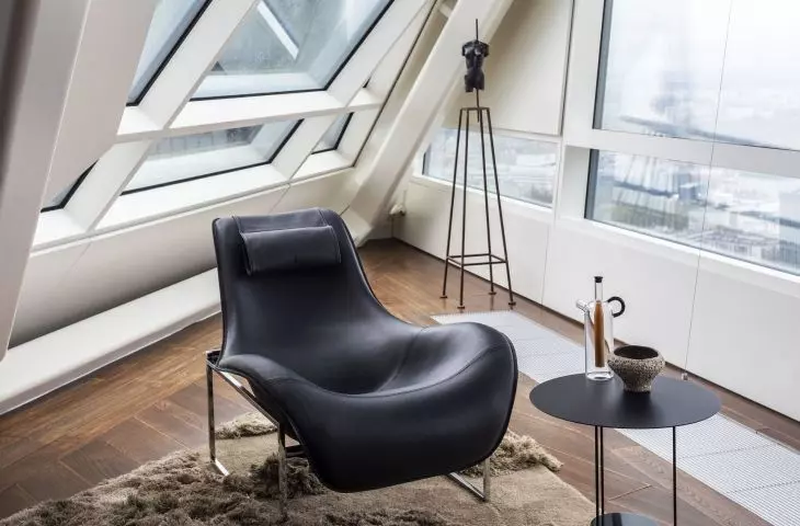 A relaxation area has been arranged in the corner of the apartment 