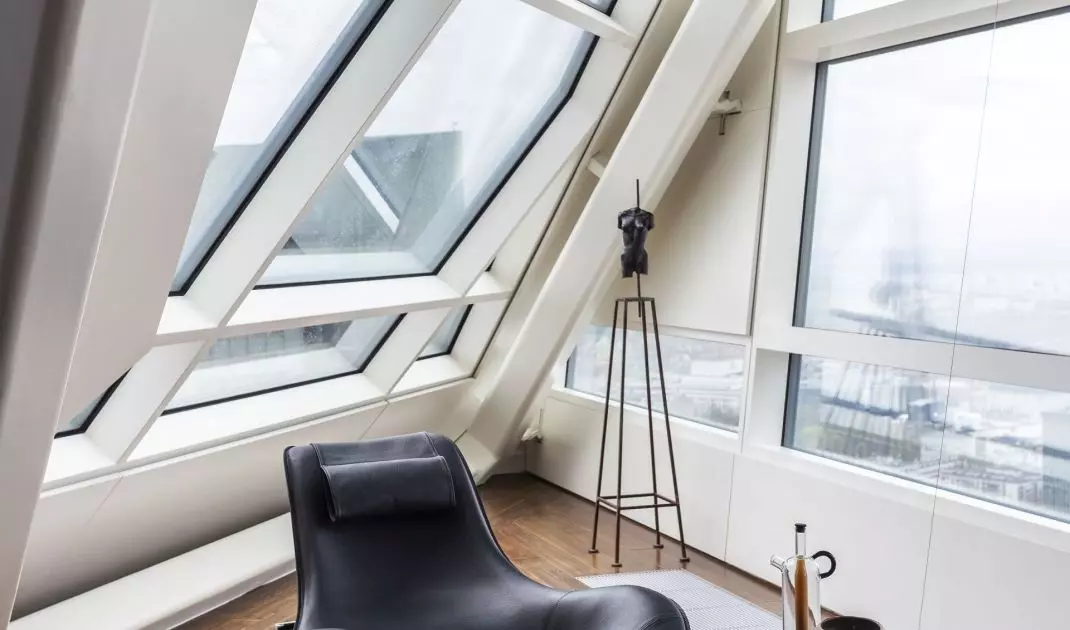 A relaxation area has been arranged in the corner of the apartment 