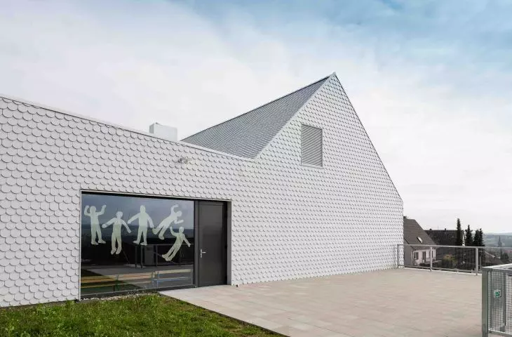 Dachówki na elewacji - trend w architekturze