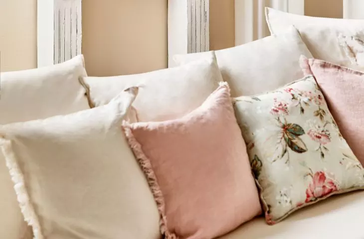 When decorating a Provençal interior, don't forget about flowers