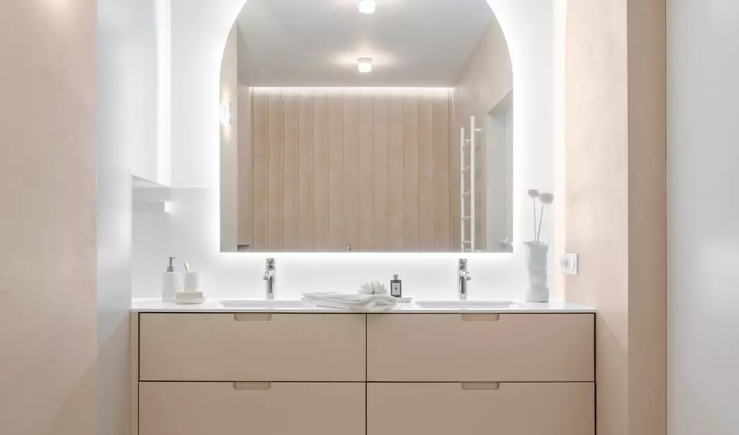 Microcement covers both the walls and the floor