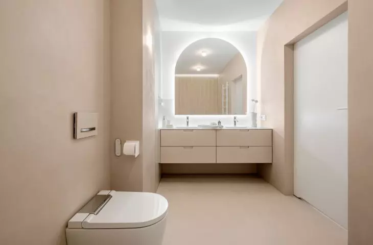The toilet can be controlled by remote control