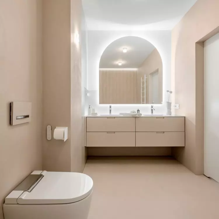 The toilet can be controlled by remote control