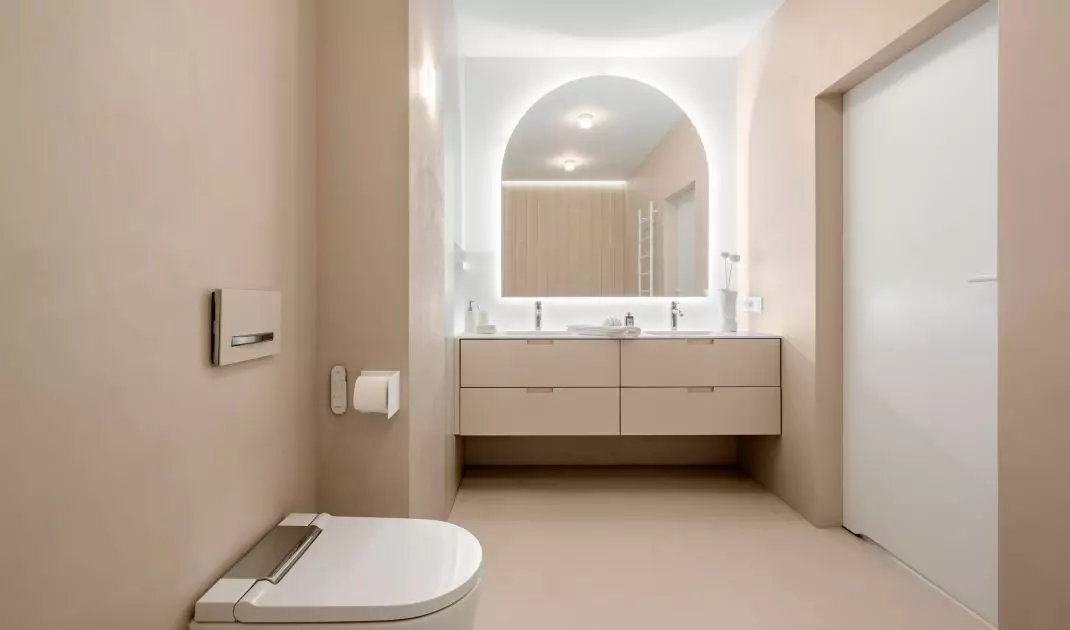 The toilet can be controlled by remote control