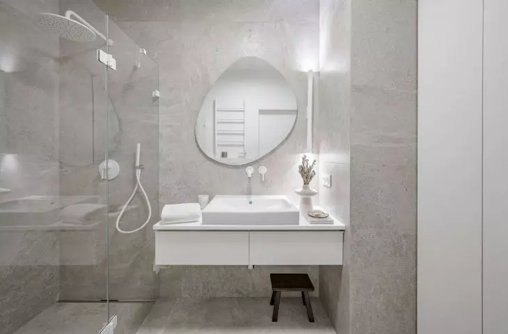 In the first floor bathroom, the architect used tiles imitating stone