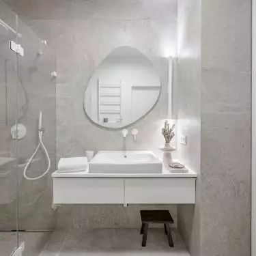 In the first floor bathroom, the architect used tiles imitating stone