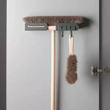 The handle will allow you to organize the necessary items