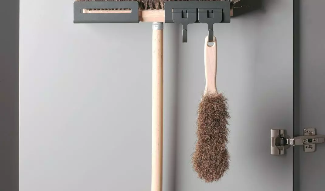 The handle will allow you to organize the necessary items