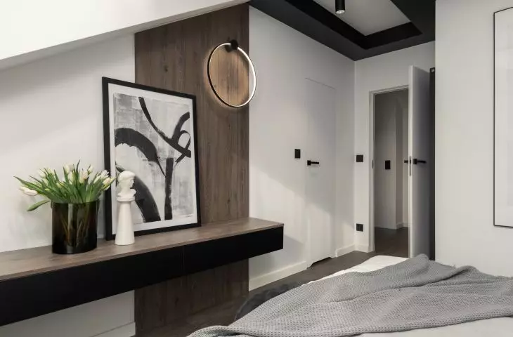 The architect cleverly used a wall with a slant to create a practical countertop