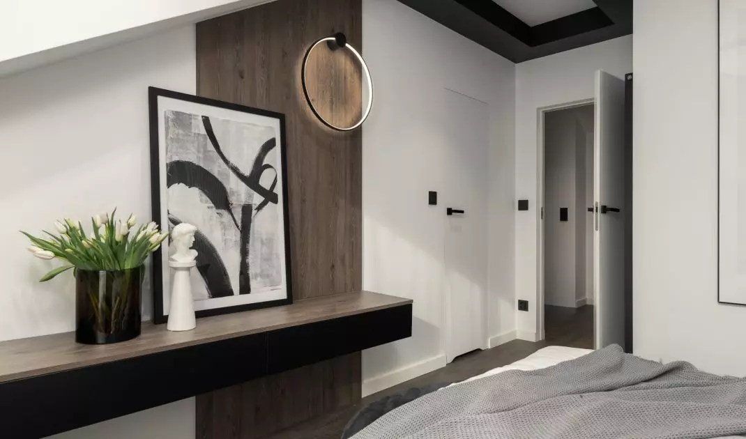 The architect cleverly used a wall with a slant to create a practical countertop