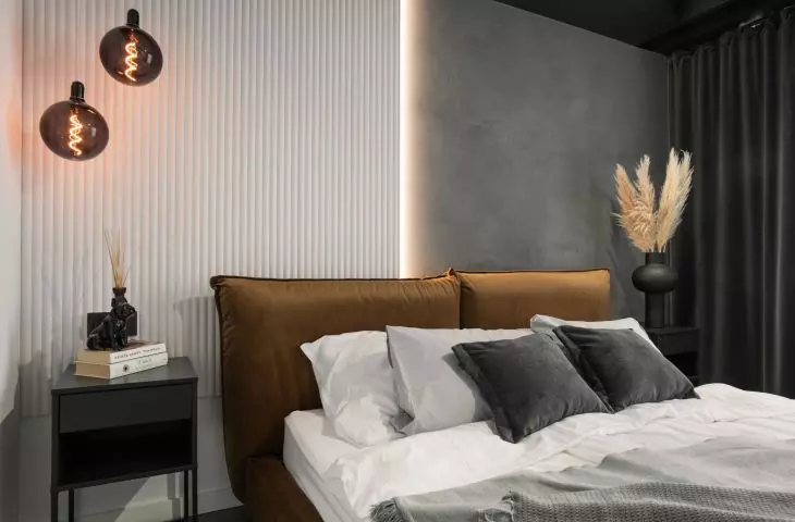 The wall behind the bed was divided into two contrasting parts